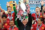 Sezona 2012/2013. Alex Ferguson s trofejí pro vítěze Premier League.