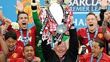Sezona 2012/2013. Alex Ferguson s trofejí pro vítěze Premier League.