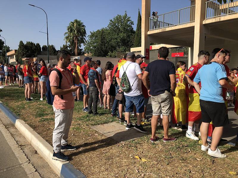 Fanoušci před zápasem Španělsko - Česko v Málaze
