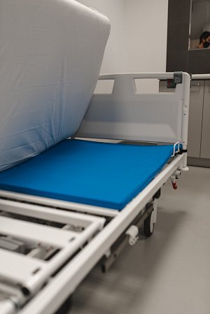 Čeští vědci zhotovili unikátní lůžkové monitorovací podložky, které jsou připevněné pod matracemi polohovacích lůžek. Výrazně ulevují nemocným i personálu, dokáží totiž sledovat zdravotní stav.