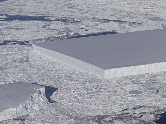 NASA z letadla monitorovala pohyb ledovců ve Weddellově moři. Unikátní hranatá kra.