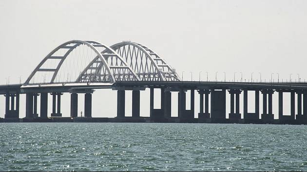 Kerčský most vedoucí z ruské pevniny na Rusy okupovaný ukrajinský Krym