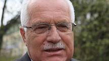  Prezident Václav Klaus po sedmi letech přednesl v Poslanecké sněmovně projev. Sněmovna by se podle něj měla zabývat změnou postavení Ústavního soudu. Parlament by měl bránit své postavení a soudy by si neměly uzurpovat více moci, než jim přísluší.