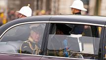 Nový král Karel III. a jeho syn a následník trůnu princ William přijíždějí na pohřeb královny Alžběty II.