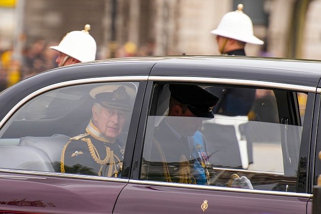 Nový král Karel III. a jeho syn a následník trůnu princ William přijíždějí k Westminsterskému opatství