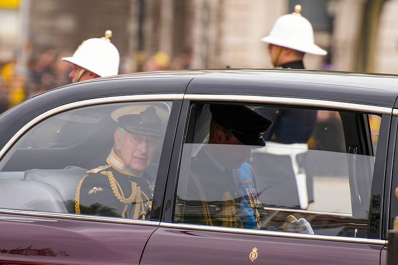 Nový král Karel III. a jeho syn a následník trůnu princ William přijíždějí na pohřeb královny Alžběty II.