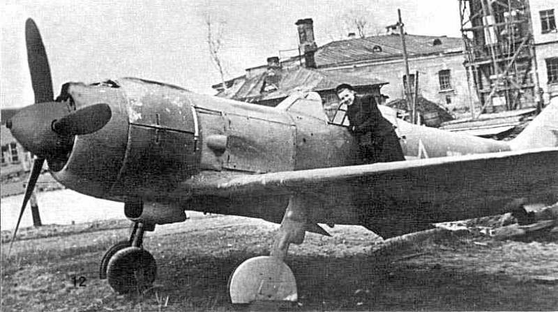 Sovětský stíhací letoun Lavočkin La-5. V podobném stroji bojoval během Slovenského národního povstání i František Fajtl