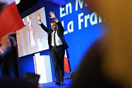 Emmanuel Macron oslavuje vítězství v prvním kole prezidentskcých voleb