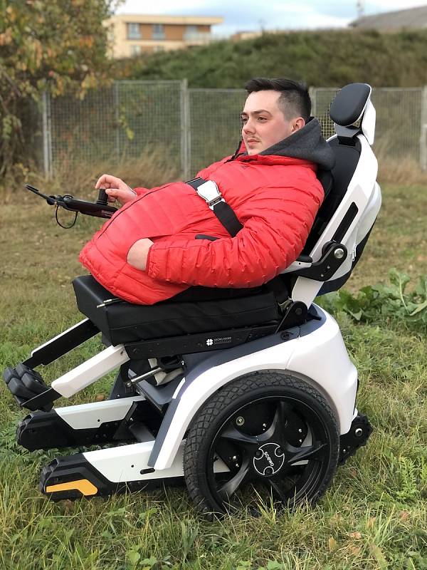 Daniel Křeček s novým vozíkem, díky němuž zvládne i schody či náročnější terén. 