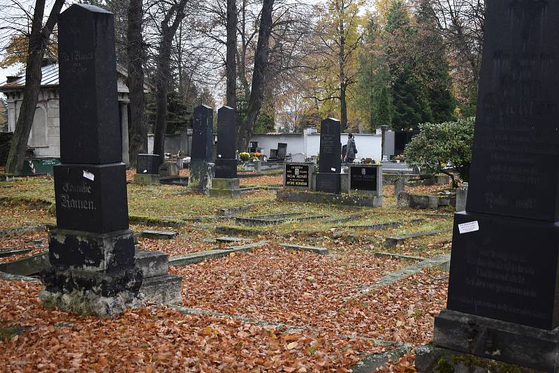 Bílé lístky s výzvou k zaplacení visí na celých řadách hrobů. Majitelé většinou dohledat nelze.