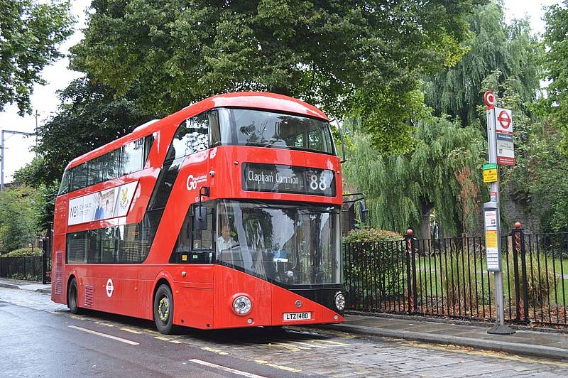 Rozmanitost a skvělá gastronomie - to jsou přednosti, které vystřelily Londýn mezi top destinace roku 2022, seznam připravil portál TripAdvisor. Na snímku typický londýnský autobus.