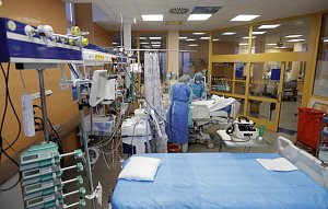 Zdravotníci u lůžka pacienta nakaženého koronavirem na jednotce intenzivní péče ve Všeobecné fakultní nemocnici v Praze, 7. dubna 2020.