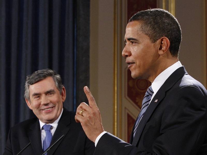 Barack Obama (vpravo) a Gordon Brown na společné tiskové konferenci.