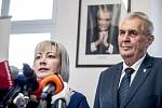 Prezident Miloš Zeman a jeho manželka Ivana vystoupili 6. listopadu v Praze na tiskové konferenci k Zemanově kandidatuře do prezidentských voleb.