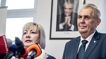 Prezident Miloš Zeman a jeho manželka Ivana vystoupili 6. listopadu v Praze na tiskové konferenci k Zemanově kandidatuře do prezidentských voleb.