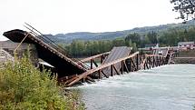 Na jihu Norska se zřítil dřevěný most, který spojoval západní břeh řeky Gudbrandsdalslaagen a vesnici Tretten.