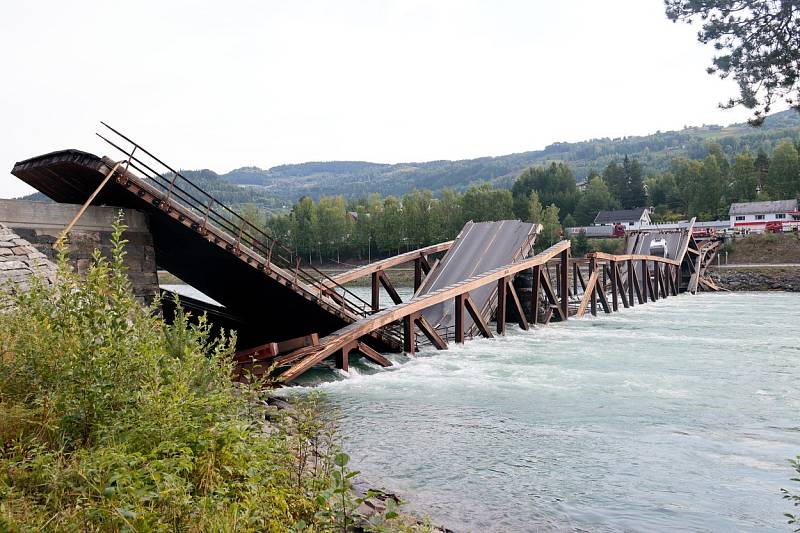Na jihu Norska se zřítil dřevěný most, který spojoval západní břeh řeky Gudbrandsdalslaagen a vesnici Tretten.