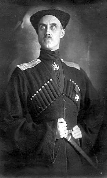 Pjotr Nikolajevič Wrangel ve své černé kozácké uniformě, která mu vynesla přezdívku Černý baron