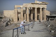 Pracovník instaluje bariéry před otevřením aténské Akropole 18. května 2020