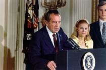 Richard Nixon rezignuje před televizními kamerami