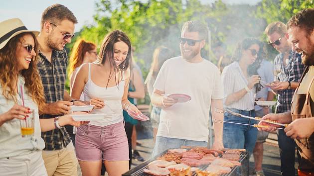 Grilovací sezona, grilování, garden party. Ilustrační foto