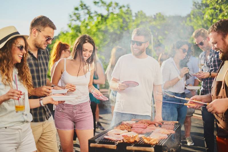 Grilovací sezona, grilování, garden party. Ilustrační foto