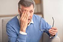 Většinou se šedý zákal objevuje u starších lidí. Tím, že se věk dožití zvyšuje, přibývá i lidí s tímto očním onemocněním.