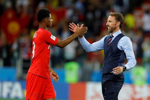 Trenér Gareth Southgate a útočník Marcus Rashford slaví postup do čtvrtfinále.