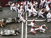 Čtyři lidé se zranili při běhu s býky, kteří byli letos poprvé vypuštěni do ulic v rámci tradičních oslav svátku svatého Fermína. 
