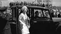 Přestože od roku 1952 byla královna Alžběta po smrti svého manžela už nikoliv v postavení královy manželky ale královny matky, počet jejích veřejných vystoupení to nezmenšilo. Snímek pochází z roku 1961.