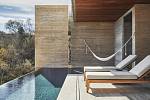 Pokoje a apartmány hotelu Four Seasons Resort Tamarindo jsou zařízeny v souladu s přírodou. Samozřejmostí je i soukromý bazén.