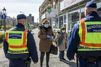 Maďarští policisté na ulici ve městě Békéscsaba kontrolují dodržování nařízení vydaných v souvislosti s koronavirovou epidemií