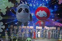 Maskoti panda a lampiónové dítě - Maskotem zimní olympiády v Pekingu je panda v ledovém obleku (vlevo) a lampionové dítě zase maskotem paralympiády.