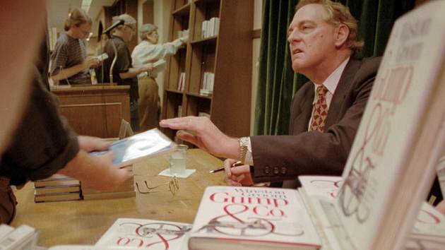 Ve věku 77 let zemřel americký spisovatel Winston Groom, autor knižní předlohy oceňovaného filmu Forrest Gump (na snímku z roku 1995)