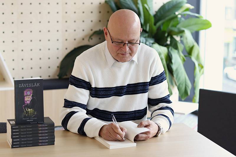 Marcel Trunec při autogramiádě své knihy Závislák, kterou vydalo nakladatelství Pointa.