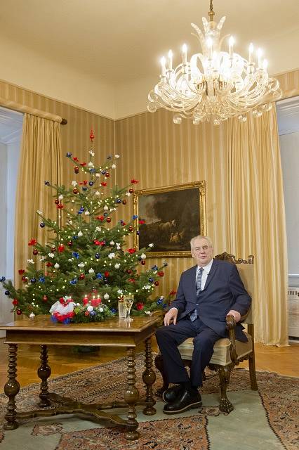 Prezident Miloš Zeman pronesl 26. prosince své tradiční vánoční poselství z lánského zámku. Snímek je z dopoledního natáčení.