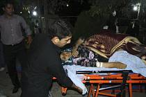 Zemětřesení v Íránu si vyžádalo mnoho životů i zraněných.