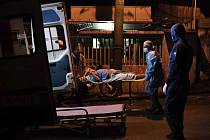 Záchranáři nakládají do sanitky pacienta nakaženého koronavirem v brazilském městě Manacapuru, 2. června 2020.