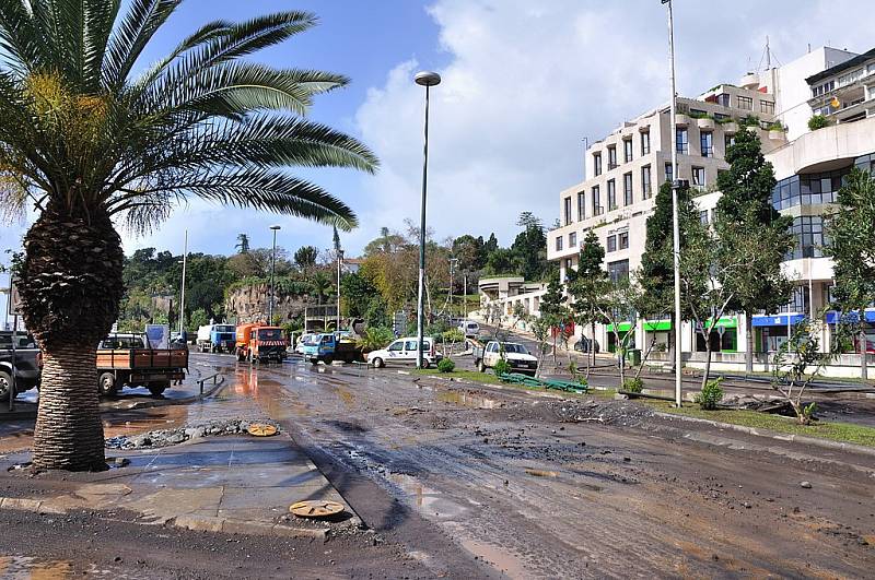 Úklid města Funchal po přestálé katastrofě