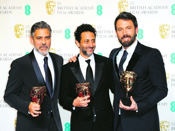 TVŮRCI ARGA. Zleva producenti filmu George Clooney a Grant Heslov s režisérem Benem Affleckem, který v něm ztvárnil hlavní roli. 
