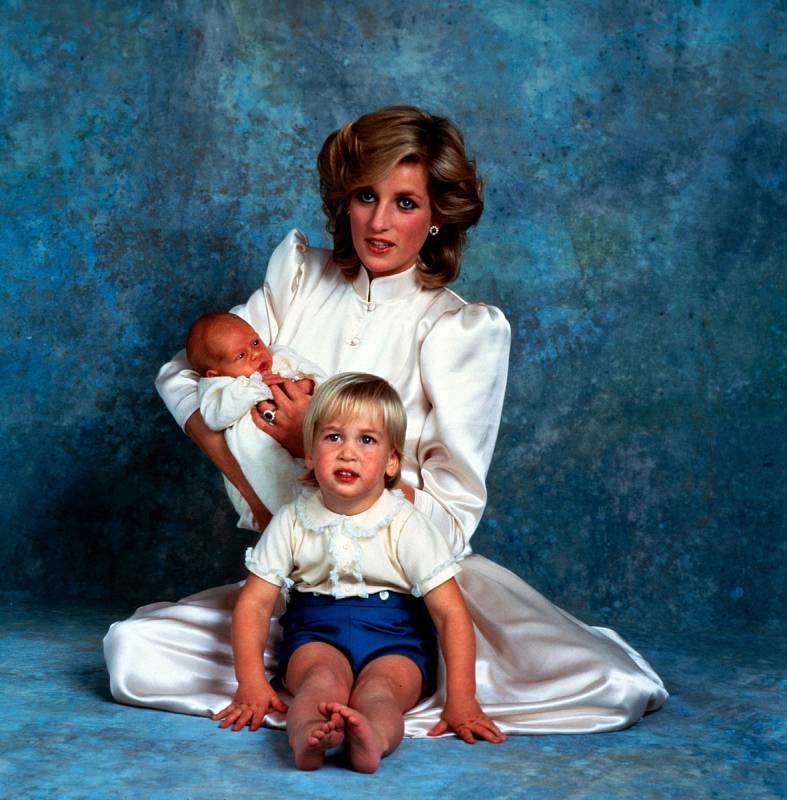 Po narození prince Harryho se manželé začali opět vzdalovat. Charles byl zklamaný, že nedostal vytouženou dceru, a Diana mu to nikdy neodpustila.