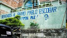 Vítejte v sousedství Pabla Escobara, hlásá nápis na zdi v Escobarově čtvrti v kolumbijském Medellínu