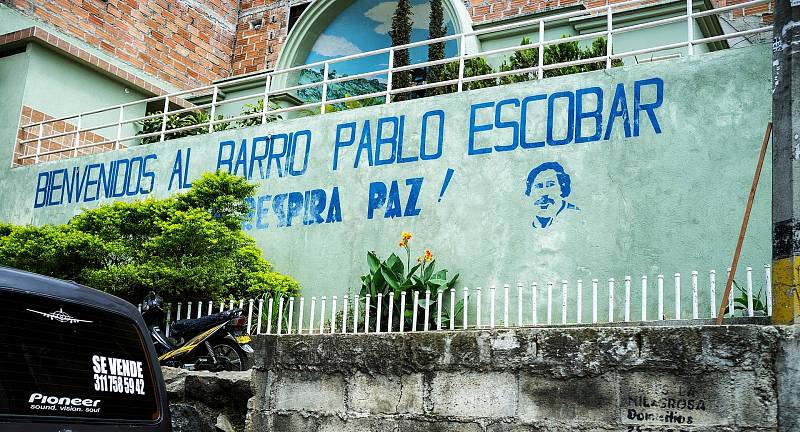 Vítejte v sousedství Pabla Escobara, hlásá nápis na zdi v Escobarově čtvrti v kolumbijském Medellínu