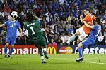 Wesley Sneijder střílí druhý gól do italské sítě.