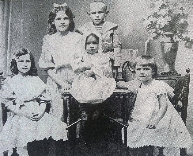 Děti manželů Marie a Oldřicha Svobodových, českých herců, na fotografii z roku 1908. Zcela vpravo je dcera Anna, později provdaná Letenská
