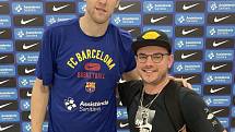 Deník navštívil basketbalové utkání Barcelona - Tenerife. Jan Veselý (216 cm) a sportovní reportér Deníku Ivan Němeček (175 cm).