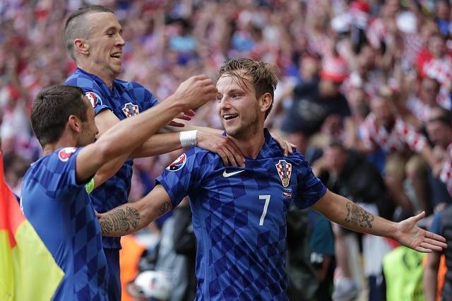 Ivan Rakitic (7) se raduje z gólu v české brance.