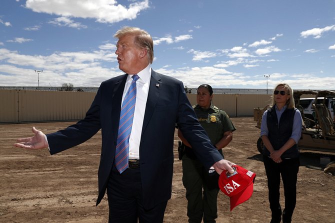 Americký prezident Donald Trump při návštěvě kalifornské hranice s Mexikem u nového úseku hraniční zdi