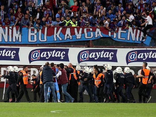 Konflikt při zápase Fenerbahce - Trabzonspor.