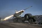 Salvový raketomet ukrajinské armády Grad odpaluje jednu z raket na ruské pozice v přední linii poblíž Soledaru v  Doněcké oblasti na východě Ukrajiny 11. ledna 2023